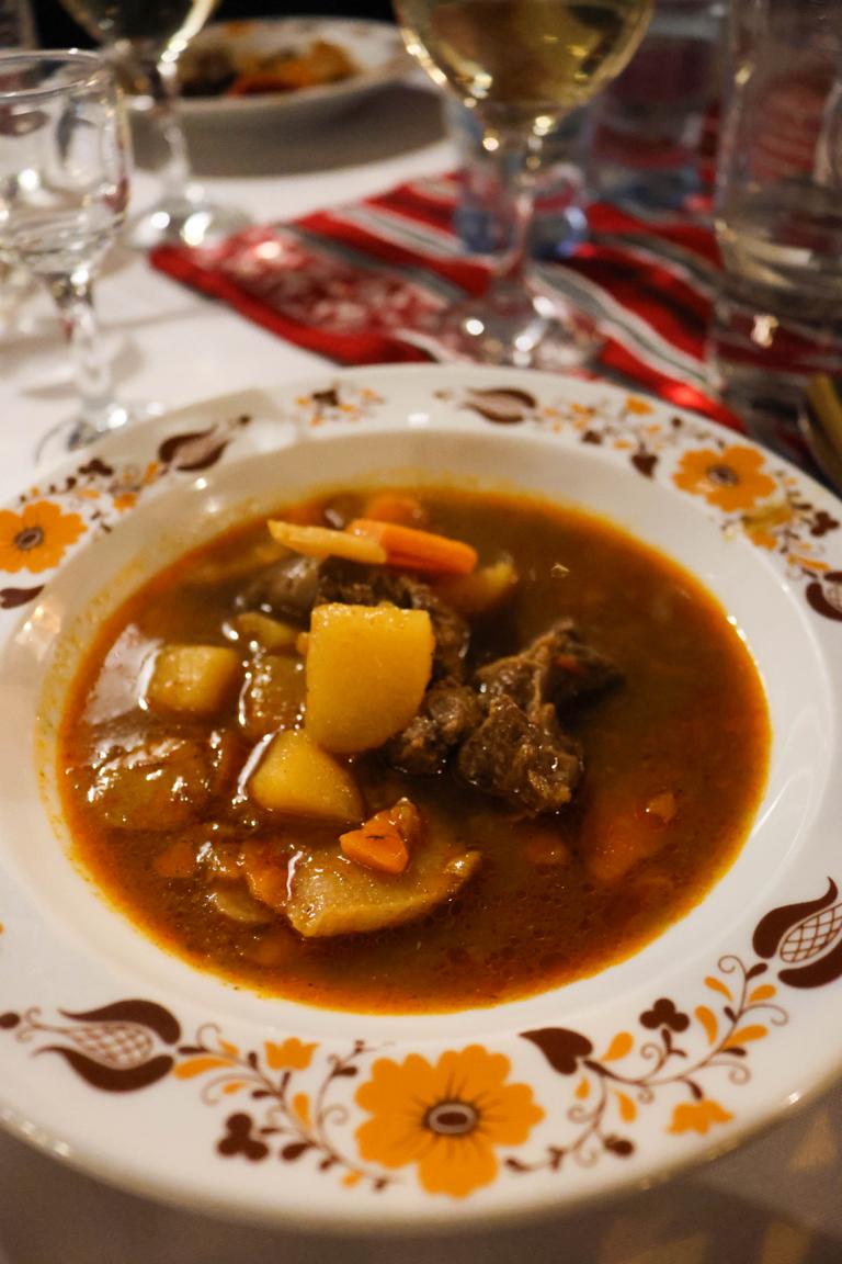 Zu den Klängen klassischer Folklore genießen die Gäste im Szeged Vendéglö in Budapest leckeres Gulasch