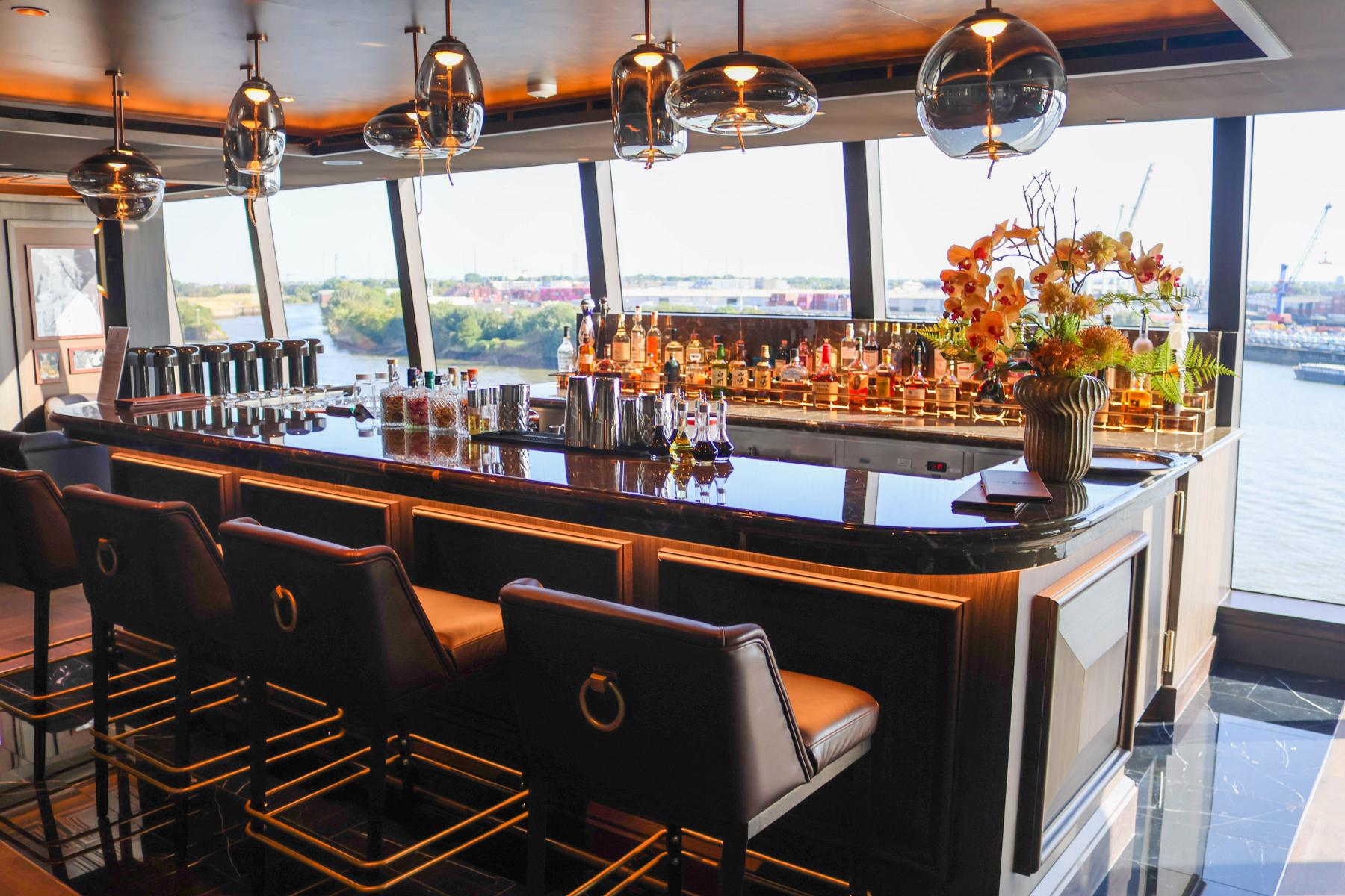 Die Malt Whisky Bar setzt auf ausgesuchte Tropfen zu den Whisky-Regionen der Welt, darunter einiger der seltensten Whiskys. Ausgestattet mit begehbaren Humidor und einer eigenen Terrasse zum Genuss der Zigarren im Freien