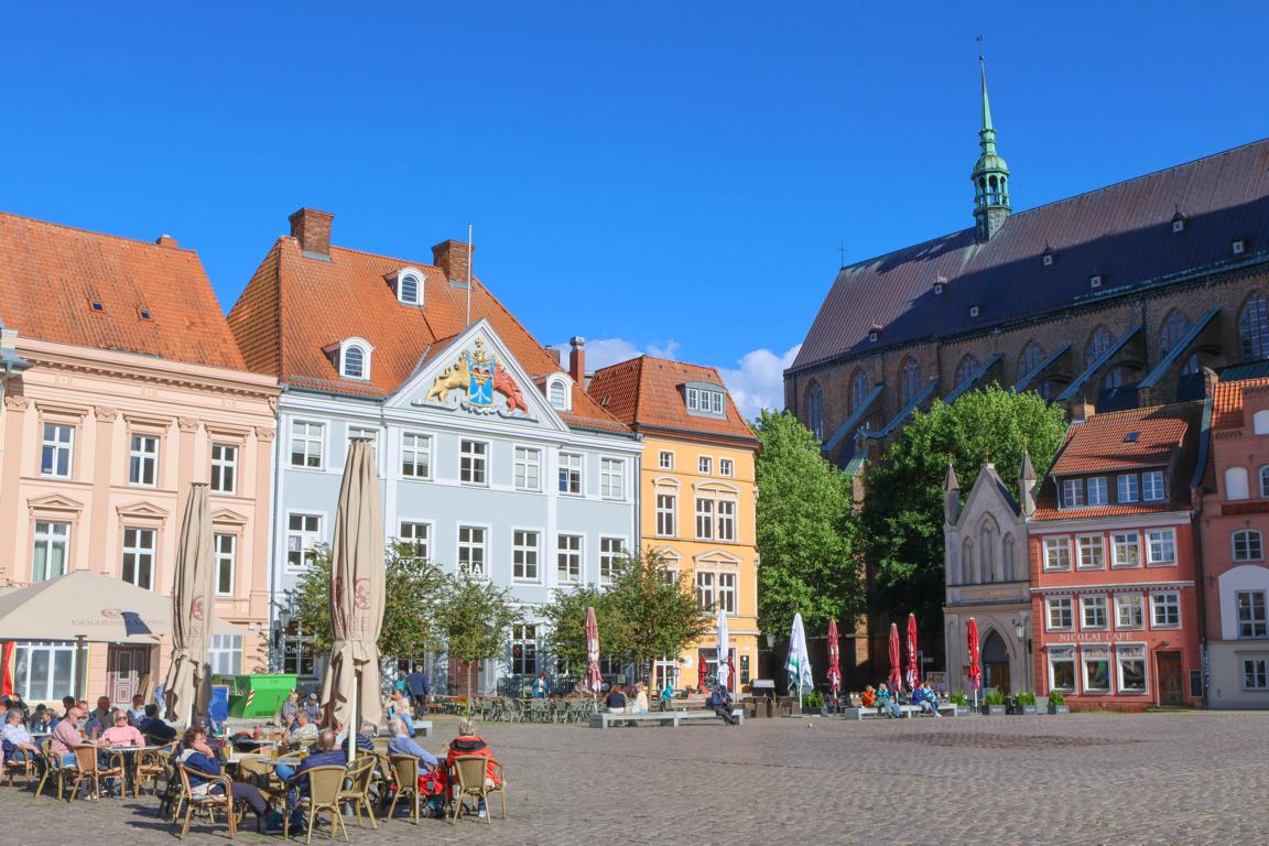 Das Wappen am denkmalgeschützen Commandantenhus am Alten Markt 14 in Stralsund erinnert an die wechselvolle Geschichte der Hansestadt: Fast 200 Jahre gehörte sie zu Schweden, bevor sie 1815 preußisch wurde