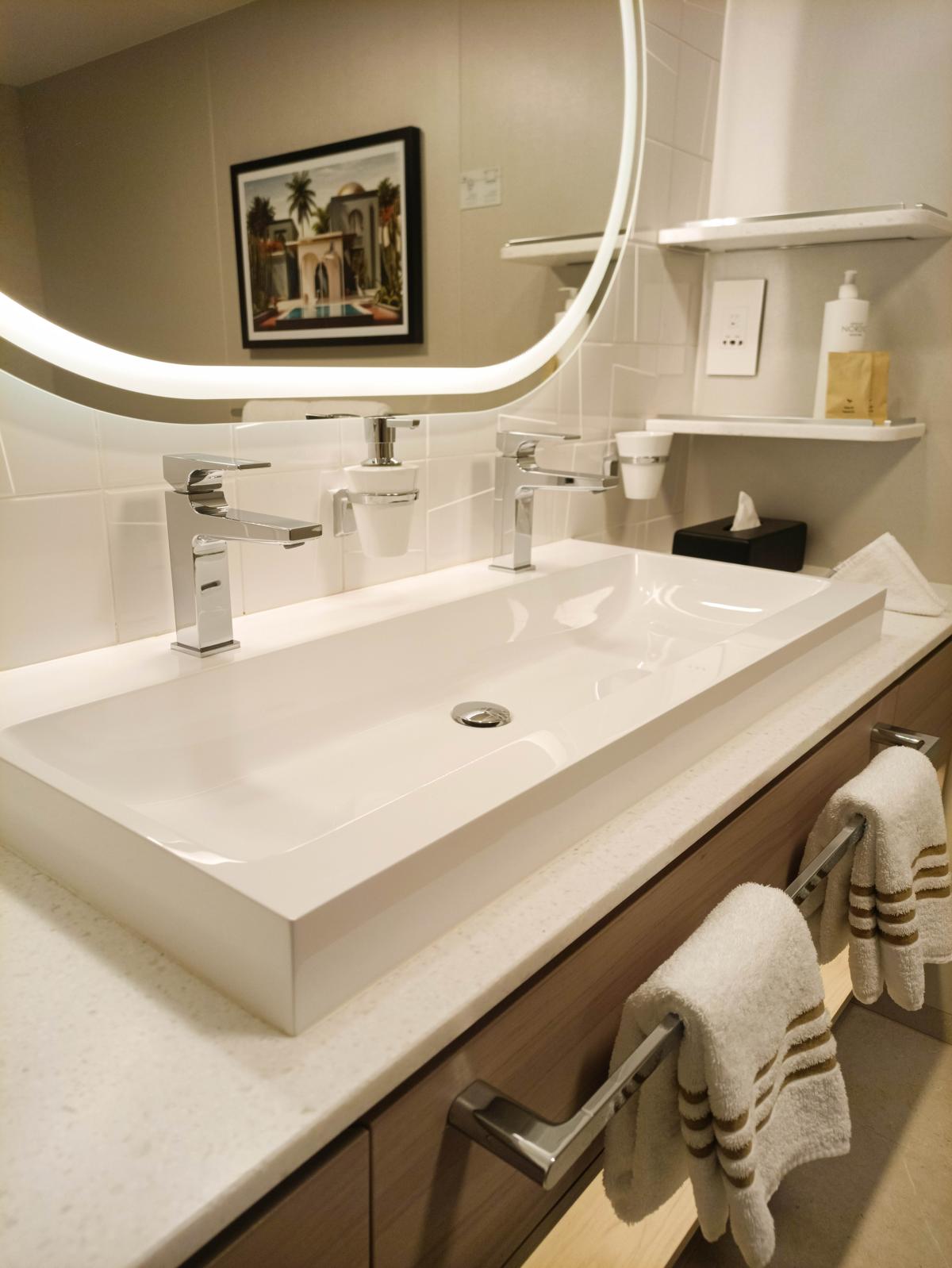 Ein Blick auf den Waschtisch im unteren Badezimmer der Großen Freiheit Suite. Die edle Materialauswahl und integrierte Staumöglichkeiten unterstreichen das gehobene Interieur-Design