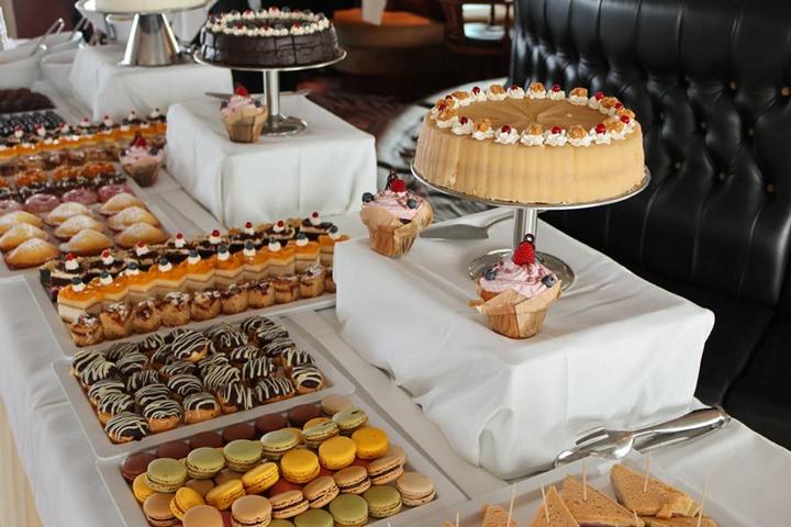 Beliebter Treffpunkt ist der Panorama-Salon und die Bar auf dem Oberdeck. Am Flussnachmittag findet sich hier ein reichhaltiges Torten- und Kuchenbuffet