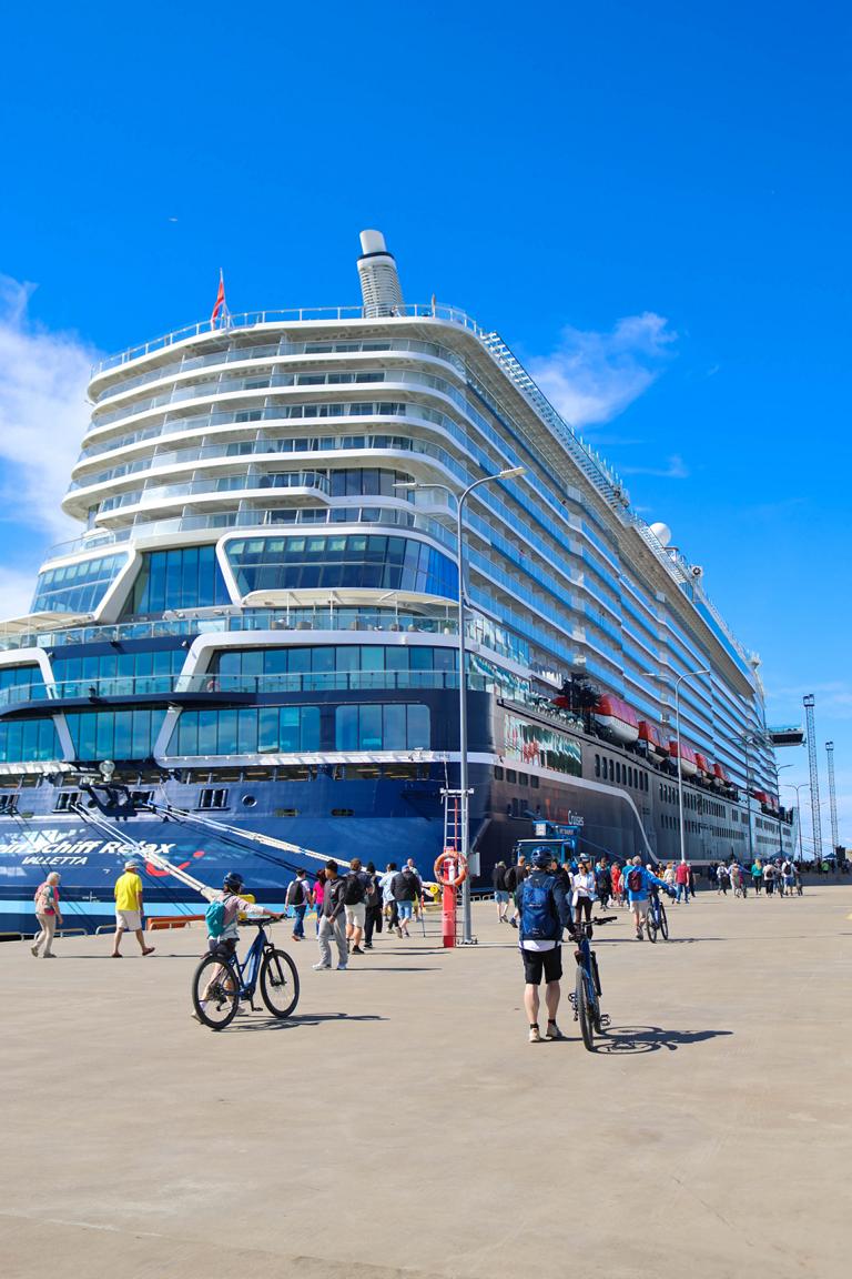 Rechtzeitig vor dem Ablegen strömen die Gäste zurück an Bord der „Mein Schiff Relax“. Auch die Teilnehmer der geführten Fahrradtour erreichen die Pier nach ihrer Erkundung Tallinns