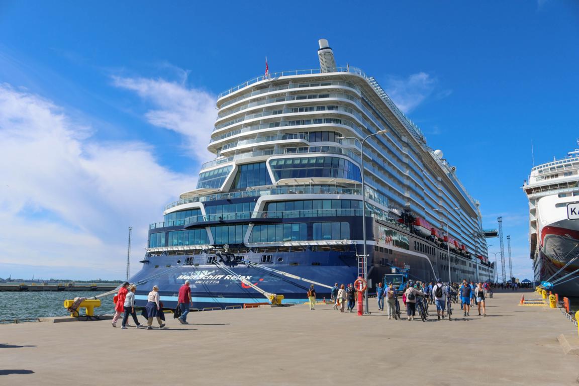Rechtzeitig vor dem Ablegen strömen die Gäste zurück an Bord der „Mein Schiff Relax“. Auch die Teilnehmer der geführten Fahrradtour erreichen die Pier nach ihrer Erkundung Tallinns