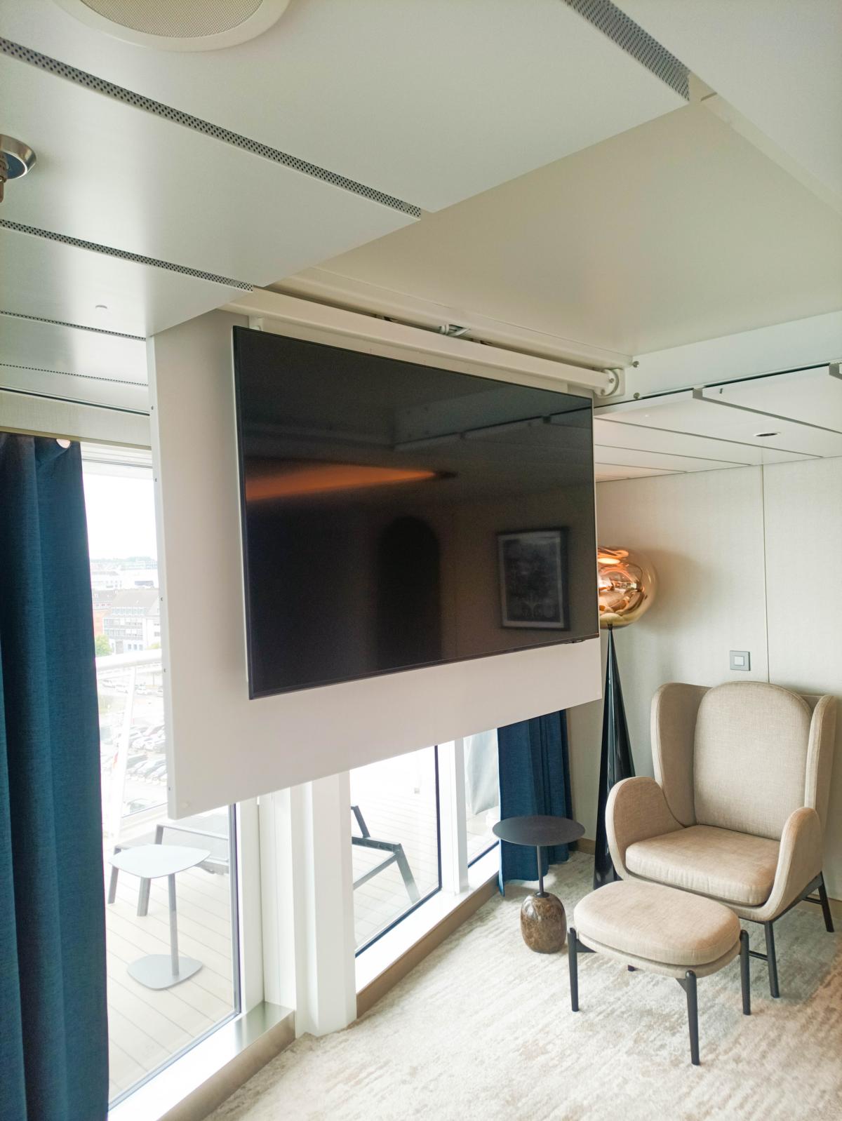 Der in der Decke versenkbare Fernseher im Obergeschoss der Großen Freiheit Suite