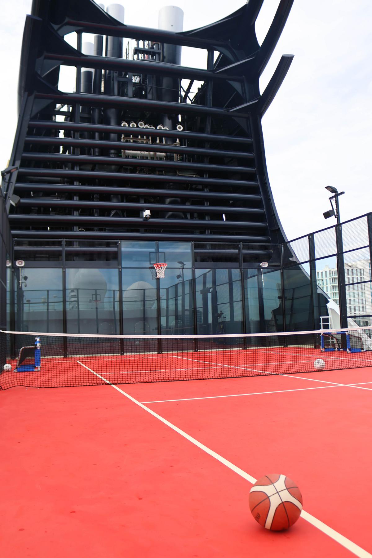 Der Paddle Court auf Deck 14 bietet mit seinem modernen Court sportliche Abwechslung und Weitblick