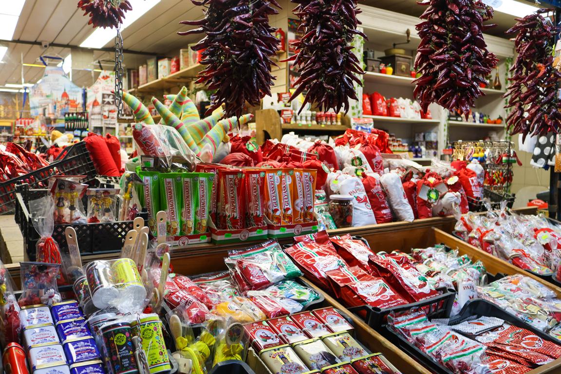 Von scharf bis edelsüß – die traditionellen Paprikakränze, Paprikapulver und Tuben sind das perfekte Mitbringsel aus Ungarn