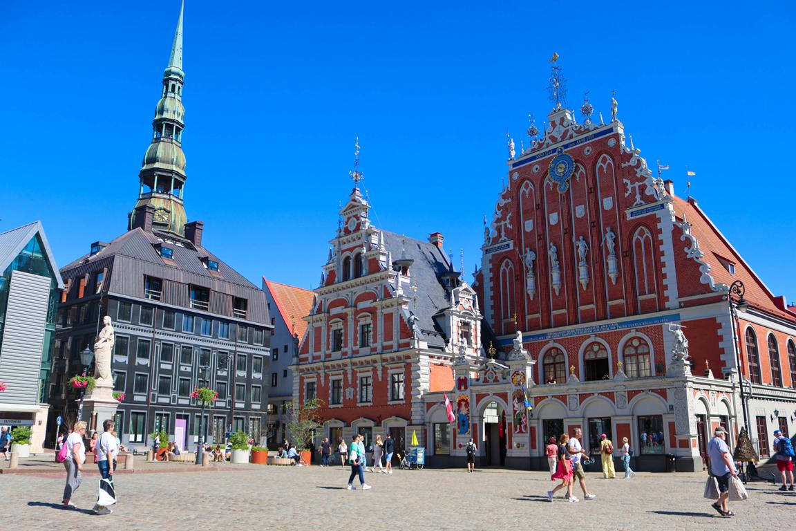 Das Scharzhäupterhaus gehört zu den bekanntesten Bauwerken der Rigaer Altstadt und beeindruckt mit seiner reich verzierten Fassade, den kunstvollen Ornamenten und den markanten Giebeln