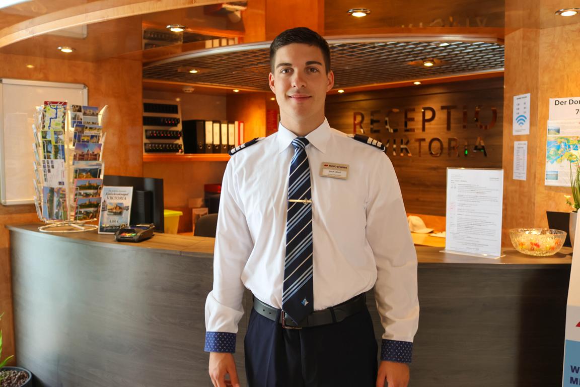 Hotelmanager Luka Karas aus Kroatien sorgt auf dem Flussschiff VIKTORIA und den beiden Schwesterschiffen für den perfekten Gästeservice
