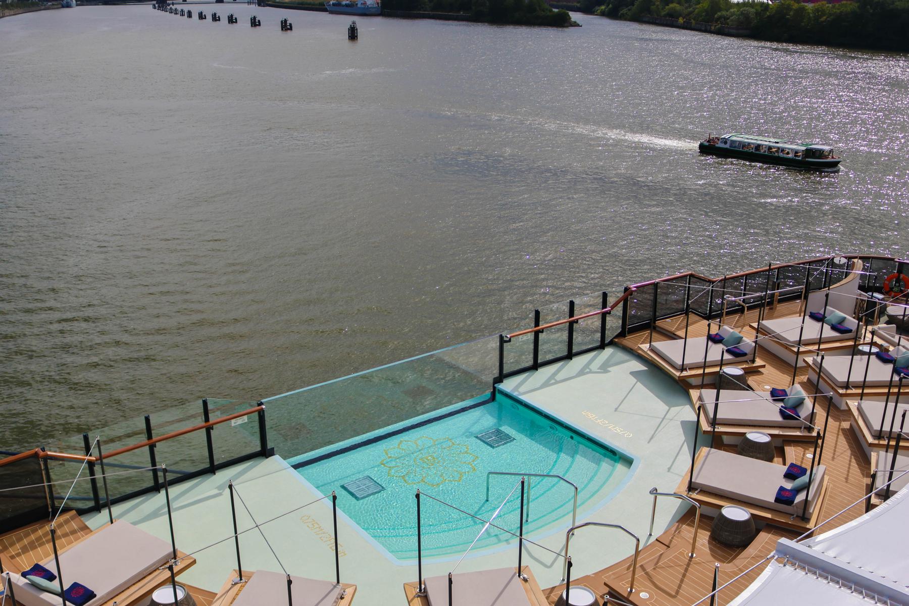 Von oben zeigt sich der Infinity-Pool am Heck auf Deck 5 als großzügige Ruhezone