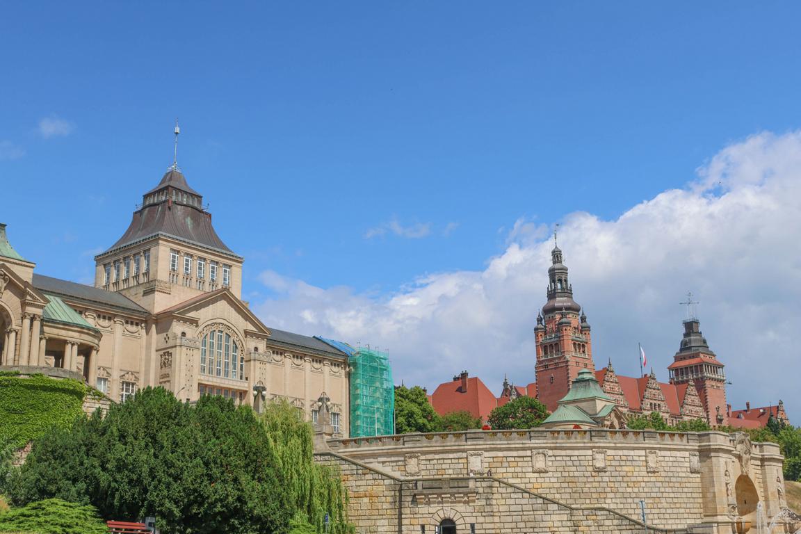 Die Hakenterrasse in Stettin zählt zu den bekanntesten Wahrzeichen der Stadt. Die monumentale Anlage mit Ihren repräsentativen Gebäuden, dem Springbrunnen ist ein beliebter Treffpunkt für Einheimische und Besucher