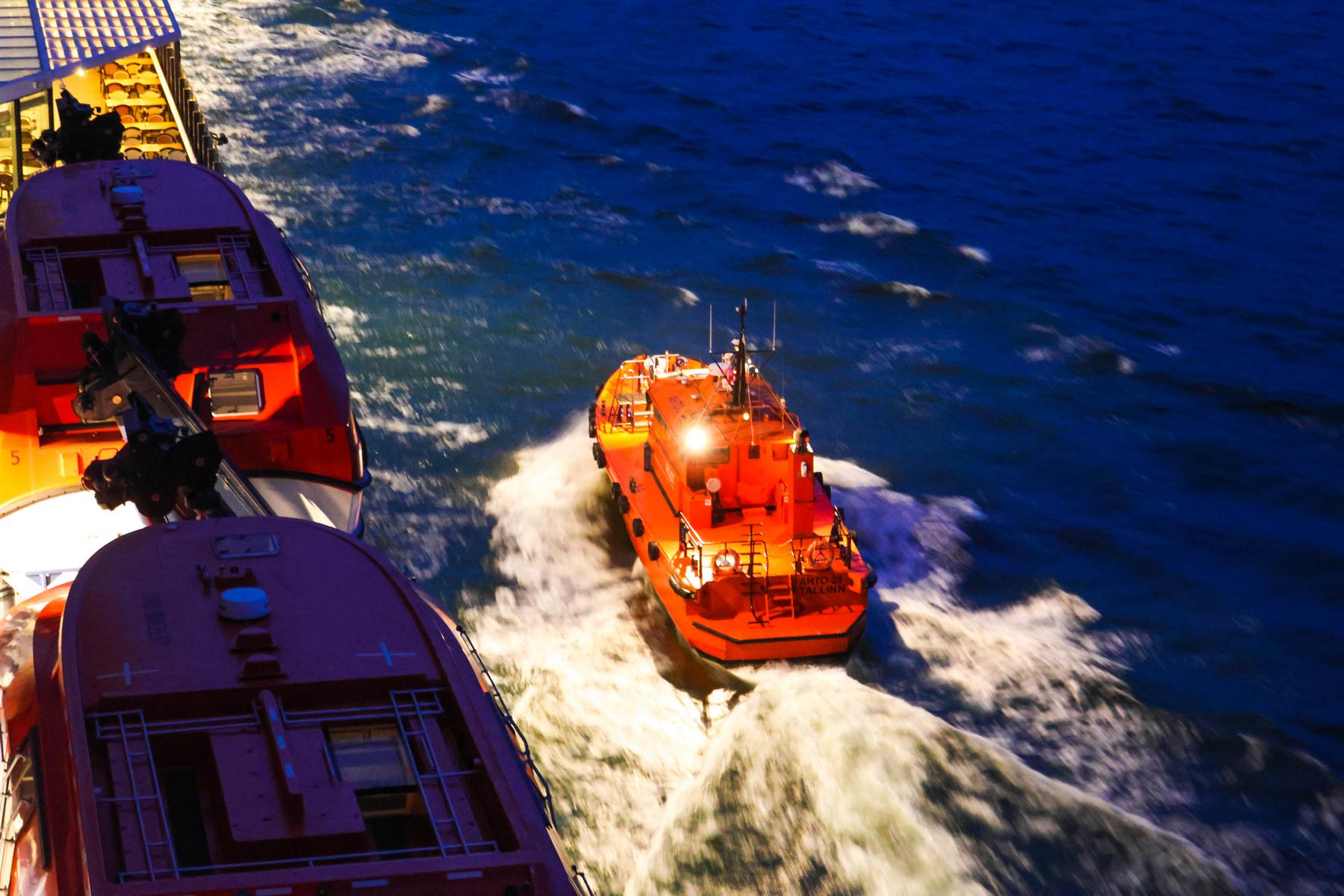 Nächtliches Lotsenmanöver. Das Lotsenboot „Ahto-28“ holt unseren Lotsen ab, kurz bevor die „Mein Schiff Relax“ Tallinn wieder verlässt