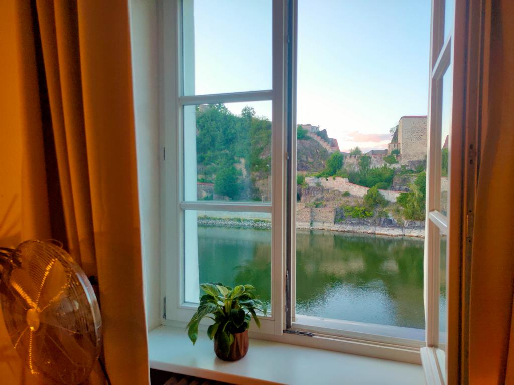 Dieser uneingeschränkte Panoramablick ist typisch für die Doppelzimmer und Suiten mit Donaublick des Boutique Hotels Morgentau in Passau