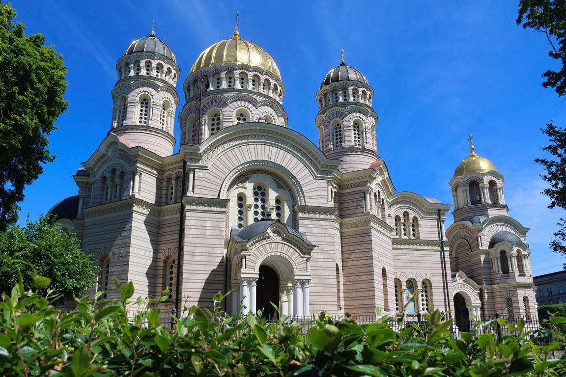 Die Geburtskathedrale in Riga mit ihren markanten goldenen Kuppeln zählt zu den bedeutendsten orthodoxen Kirchen der Stadt und prägt mit ihrer hellen, reich verzierten Architektur eindrucksvoll das Stadtbild an der Esplanade