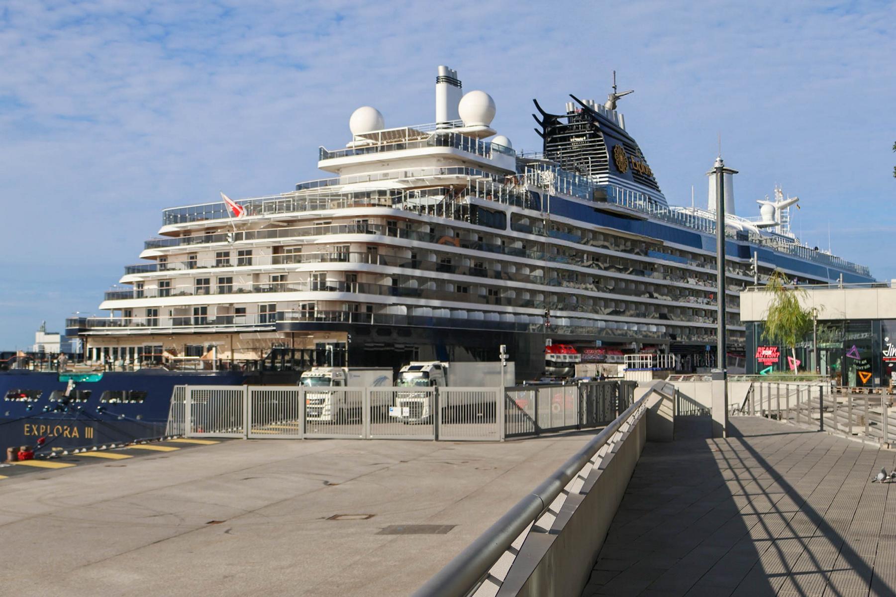 Die „EXPLORA III“ liegt beim Erstanlauf am Cruise Terminal HafenCity. Während im Hintergrund die Hafenlogistik läuft, werden für den Gästewechsel Vorräte und Ausrüstung für die bevorstehenden Routen nach Großbritannien, Island, Grönland und Nordamerika verladen