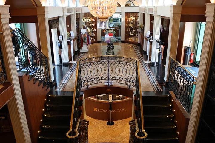 Blick auf das Oberdeck der „Thurgau Prestige“. Hier befinden sich Mittschiffs die Rezeption und Information, Ausflugs-Desk und der Bordshop sowie ein Lift