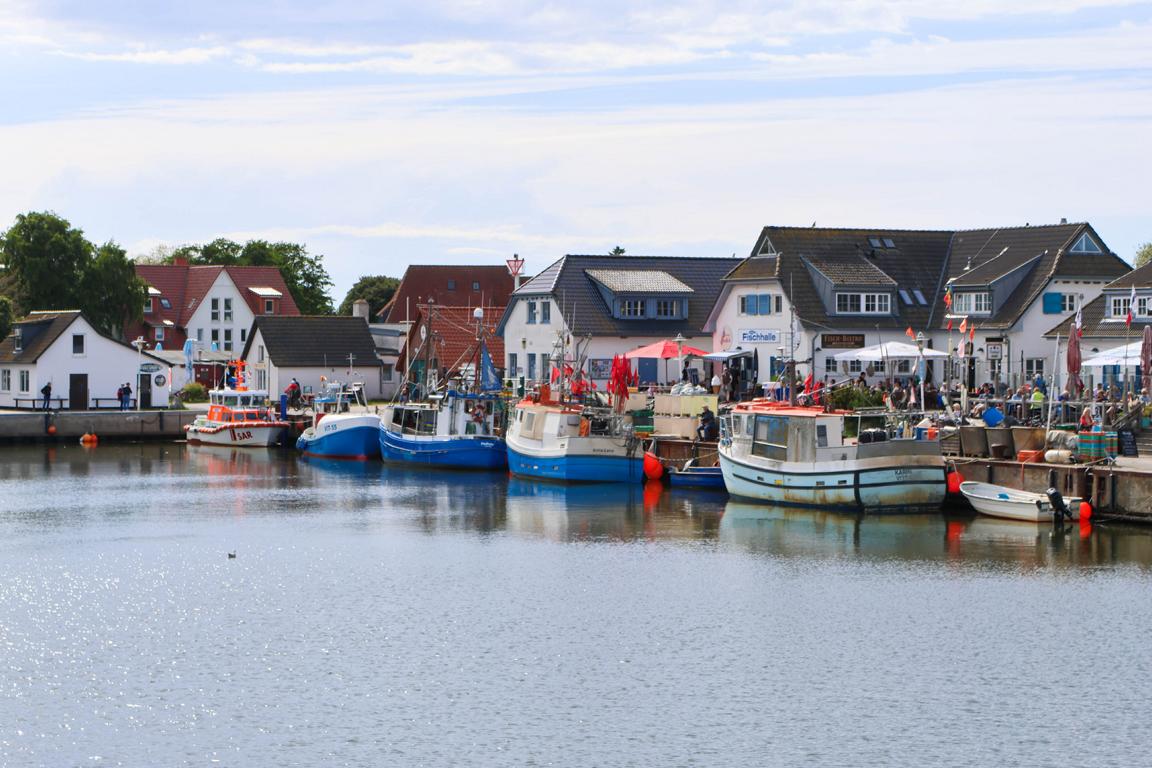 Der Hafen von Vitte auf der Insel Hiddensee ist das maritime Zentrum. Fischerboote, Segler und Fahrgastschiffe prägen das Bild des Hafens, der als wichtiger Anlaufpunkt für Bewohner und Urlauber gilt