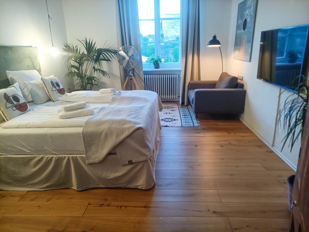 Das Doppelzimmer Nr. 15 im Boutique Hotel Morgentau in Passau bietet eine gemütliche Atmosphäre. Das Zimmer hat Donaublick