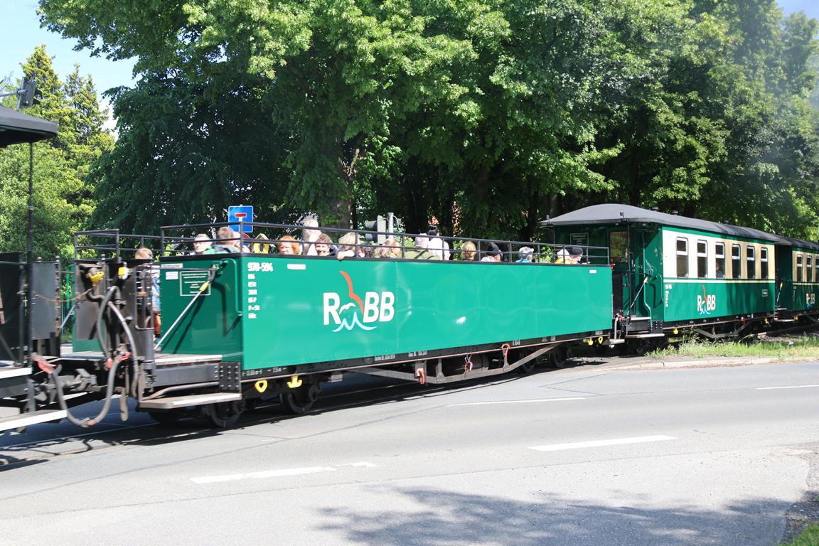 Der „Rasende Roland“ schnauft seit 1895 über die Insel Rügen. Mit gemütlichen 30 Stundenkilometern zieht die dampfbetriebene Schmalspurbahn durch die Landschaft