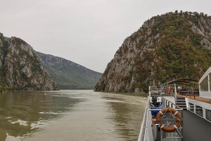 Der landschaftliche Höhepunkt der unteren Donau ist die Kataraktenstrecke des Eisernen Tors. Durch die Staustufen Đjerdap I und II konnte die gefährliche engste Stelle entschärft werden