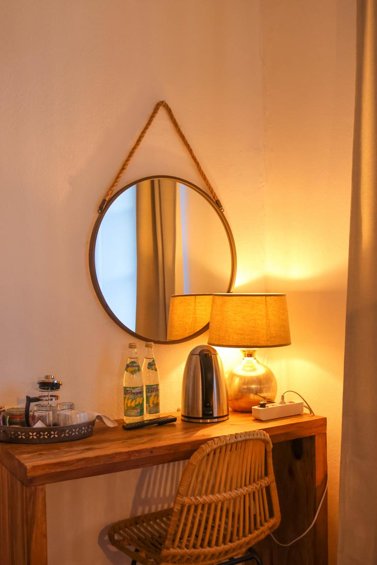 Zur Zimmerausstattung gehören eine Kaffee- und Teestation mit einem Wasserkocher sowie bereitgestelltes Mineralwasser