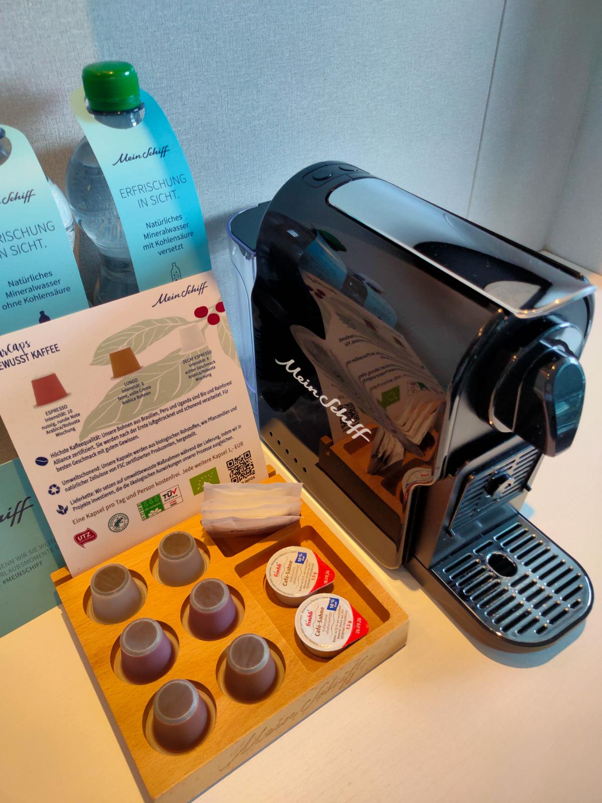 An Bord stehen in jeder Kabine stilvolle Kapselkaffeemaschinen zur Verfügung. Inklusive ist 1 Kapsel pro Gast und Tag. Zusätzliche Kapseln kosten 1 € pro Stück
