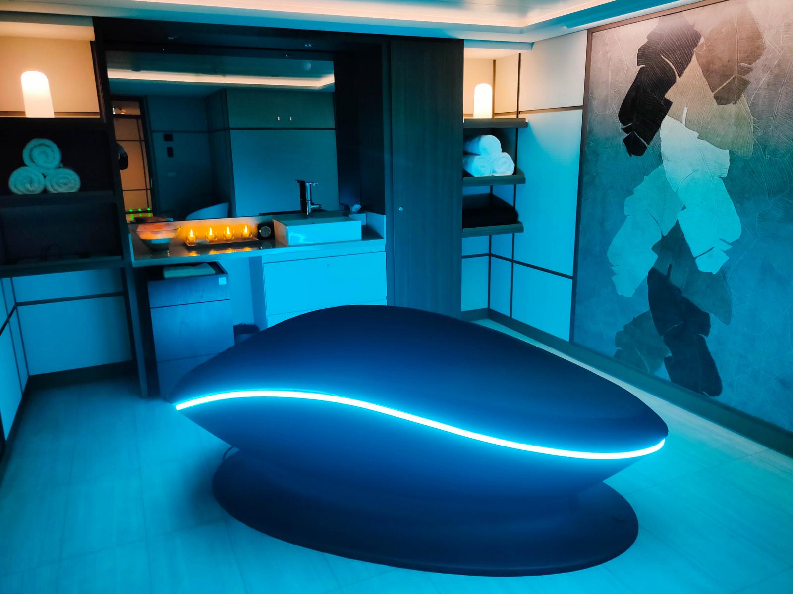 Erstmals im Ocean Wellness – The Spa der „EXPLORA III“ befindet sich der aufpreispflichtige „Sava Sound Pod“. Dies ist eine Wellness-Kapsel, die ein tief regenerierendes Audio-Erlebnis bietet und mit präzisen Klangfrequenzen und Vibrationen Entspannung fördert, Stress reduziert und mentale Klarheit unterstützt