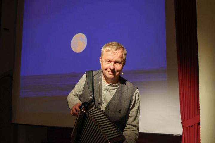 Der Künstler Kai Quedens, seit 1965 auf der Insel, thematisiert in seinen Bildervorträgen Sturmfluten, Strandungsfälle und Rettungsfahrten zum passenden Titel „Nordsee-Mordsee“