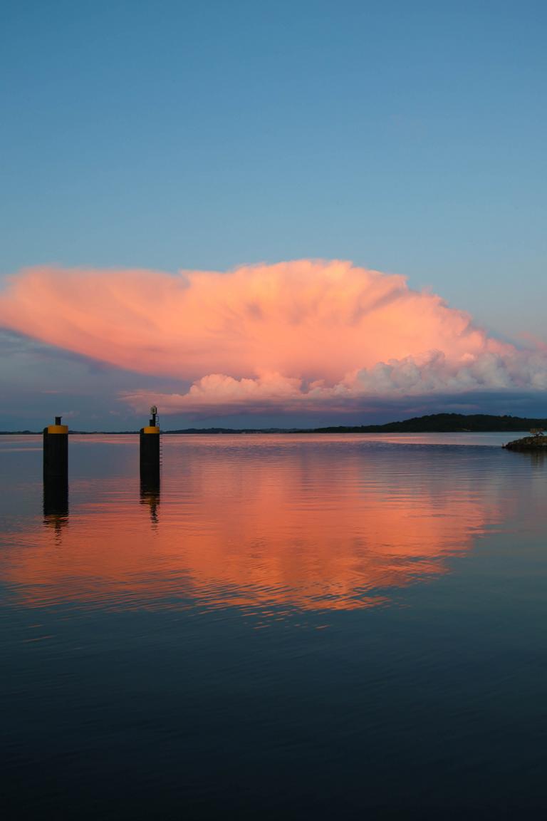 Der Sonnenuntergang taucht den Hafen von Lauterbach auf Rügen in warmes Licht
