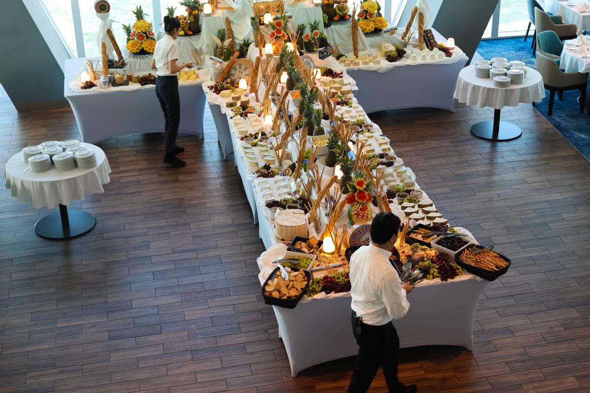 Auf Deck 4 der „Mein Schiff Relax“ wird im Atlantik-Restaurant ein Käsebuffet mit einer vielfältigen Auswahl an internationalen Käsesorten präsentiert, das liebevoll arrangiert und als genussvoller Abschluss des Menüs in Szene gesetzt