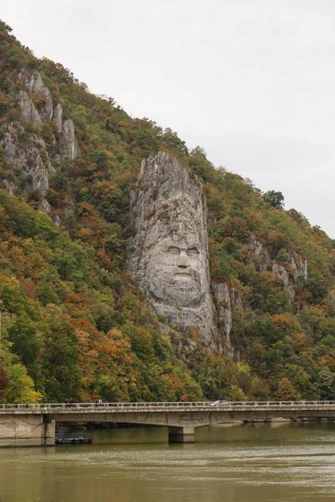 Decebalus war ein berühmter Stammeskönig der Daker. Die Statue ist 55 Meter hoch und damit Europas höchste Felsskulptur