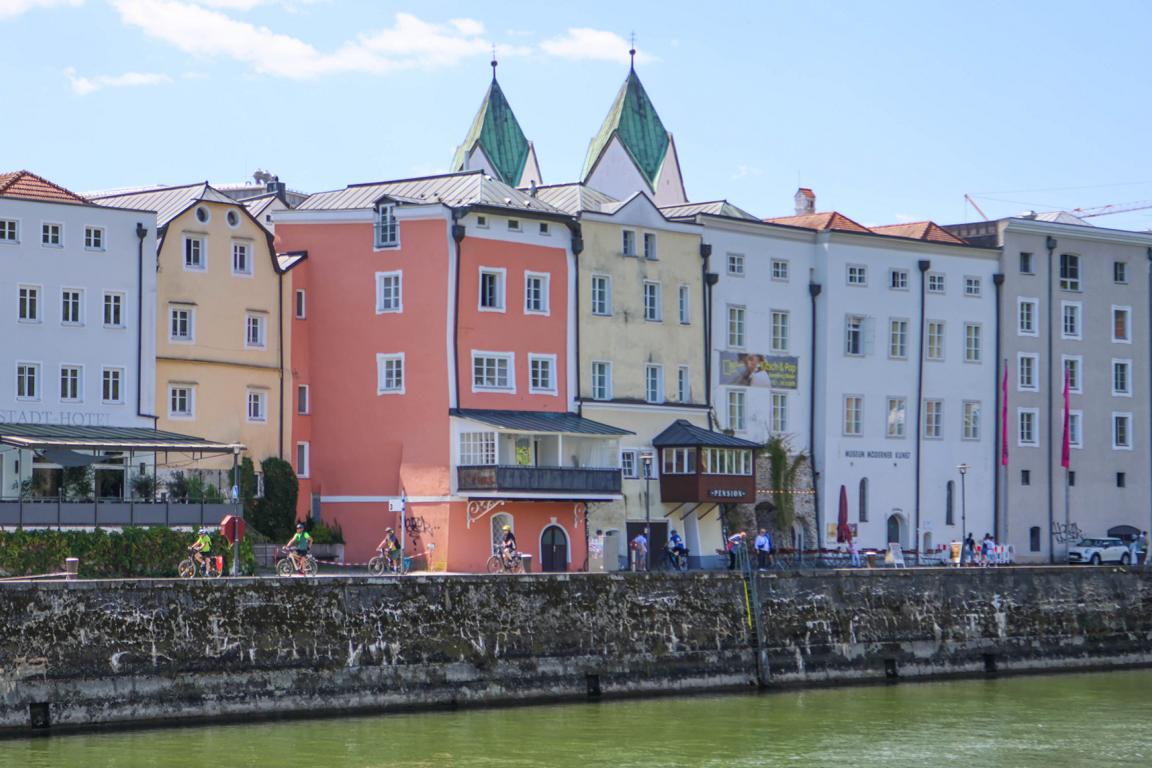 Diese bunte Uferpromenade liegt nur wenige Gehminuten vom im Boutique Hotel Morgentau, das sich in der parallel verlaufenen Bräugasse befindet, entfernt