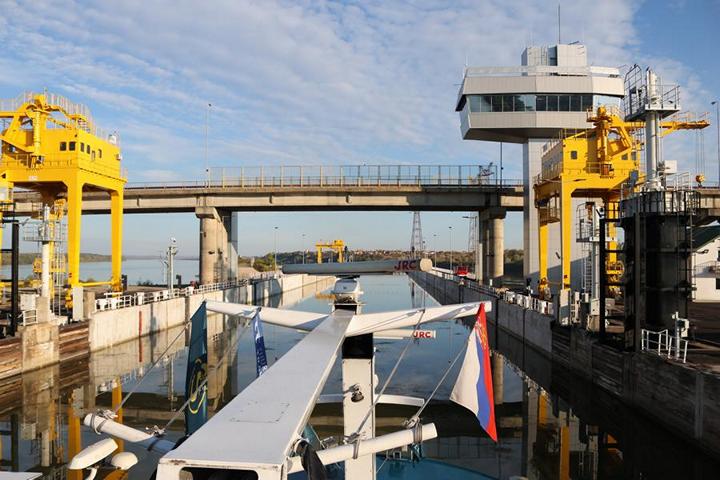 Einfahrt in die Schleuse Đjerdap II, die letzte Schleuse vor dem Schwarzen Meer. Die Fallhöhe beträgt 10 Meter