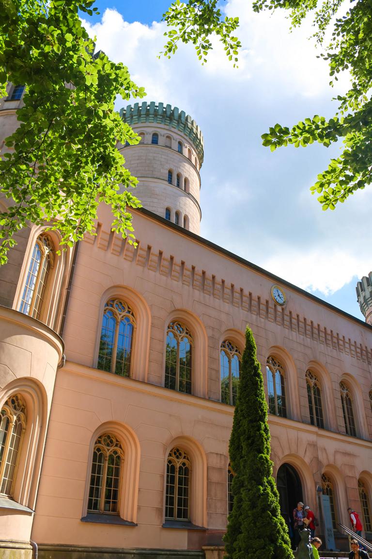 Der 38 Meter hohe Mittelturm des Jagdschlosses Granitz gilt als architektonisches Meisterwerk und wurde von Karl Friedrich Schinkel entworfen. Im Mittelturm befindet sich eine ausgefallen konstruierte, innen verlaufene freitragende gusseiserne Wendeltreppe