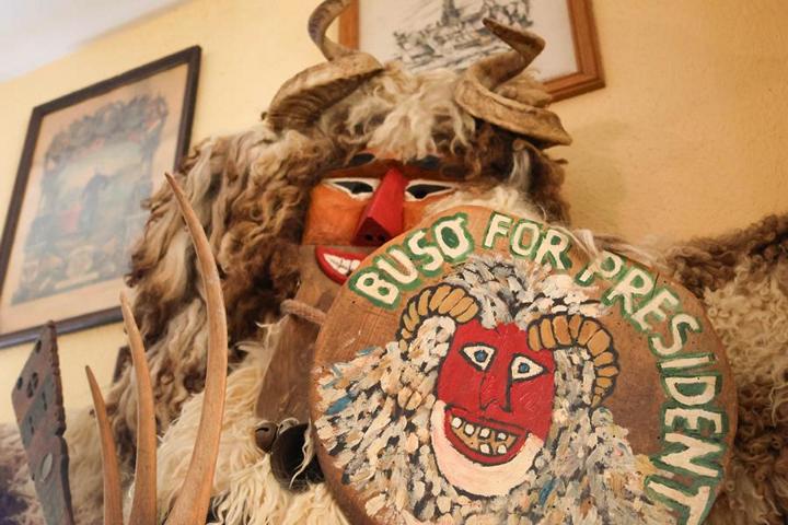 Eine Verkleidung mit Schafsfell sowie furchteinflößender Tierkopfmaske und Schild soll den Winter und böse Geister vertreiben