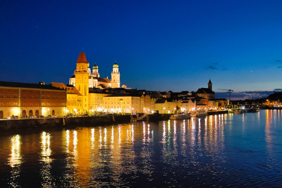Die historische Altstadt von Passau mit dem Dom St. Stephan mit seinen weißen Türmen und blaugrünen Kuppeln entfaltet am Abend ihren besonderen Charme
