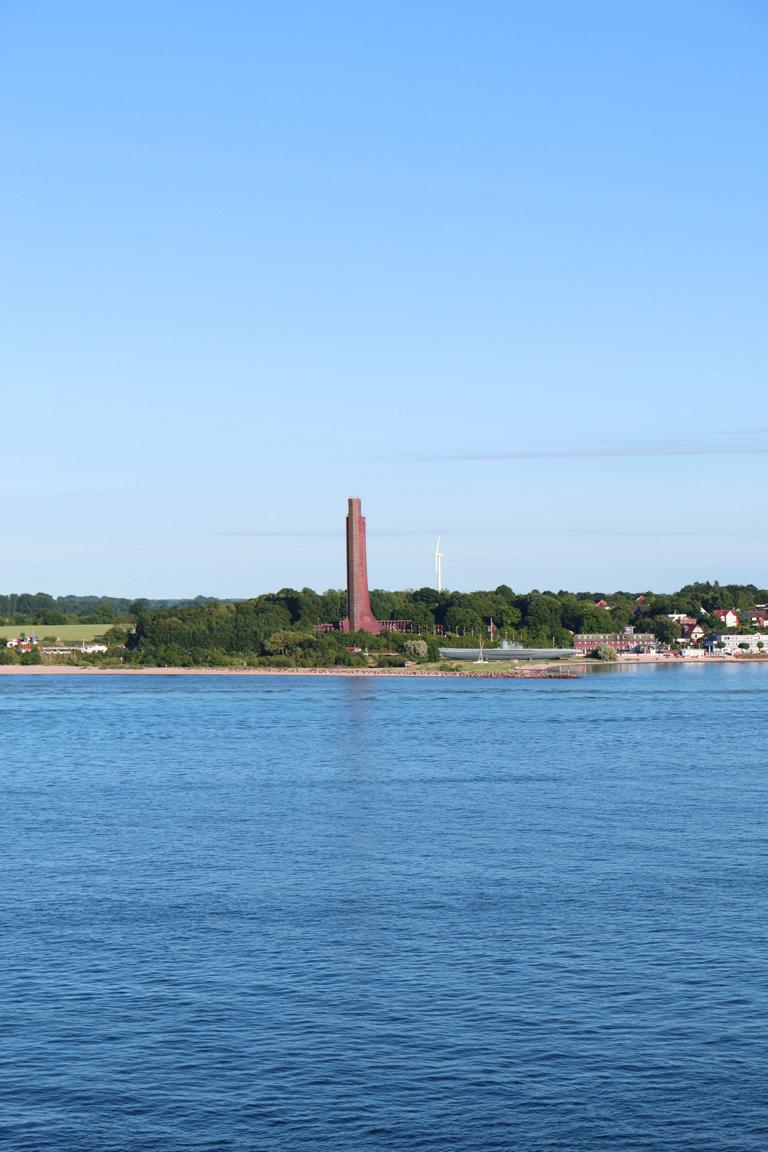 Laboe mit seinem Marine-Ehrenmal zieht an Steuerbord vorbei, während die „Mein Schiff Relax“ die Kieler Förde verlässt und Kurs auf die Ostsee nimmt