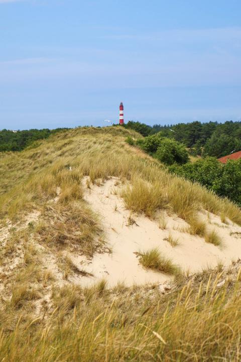 Unweit der zwei Campingplätze in Wittdün ragt der Amrumer Leuchtturm im Süden der Insel 41,8 Meter in die Höhe. In den Sommermonaten kann der Turm bestiegen werden
