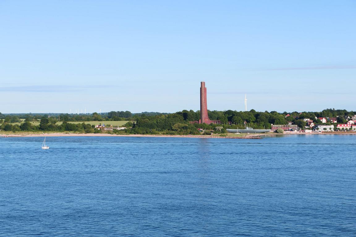Laboe mit seinem Marine-Ehrenmal zieht an Steuerbord vorbei, während die „Mein Schiff Relax“ die Kieler Förde verlässt und Kurs auf die Ostsee nimmt