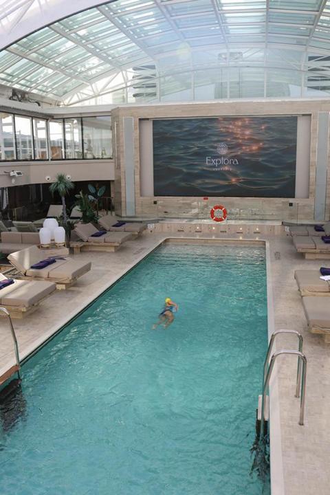 Dieser Indoor-Pool auf Deck elf an Bord der Explora I, einer von fünf Pools, ist mit einem flexiblen Glasdach überspannt, sodass man hier bei jedem Wetter schwimmen und entspannen kann