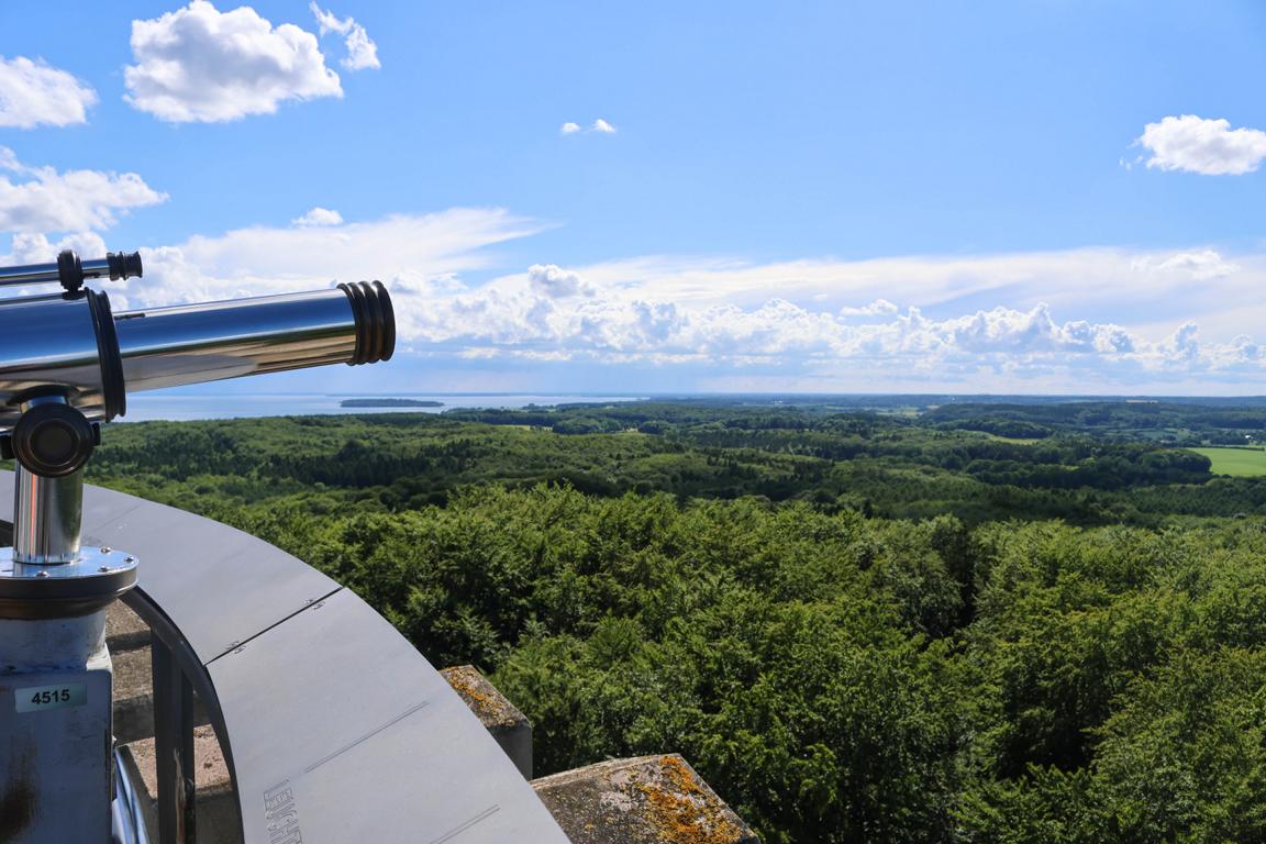 Der Aufstieg über 154 gusseiserne Stufen wird mit einem spektakulären Ausblick belohnt: Von der Plattform des Mittelturms des Jagdschlosses Granitz reicht der Blick weit über die Wälder bis zur Ostsee und großen Teilen der Insel Rügen