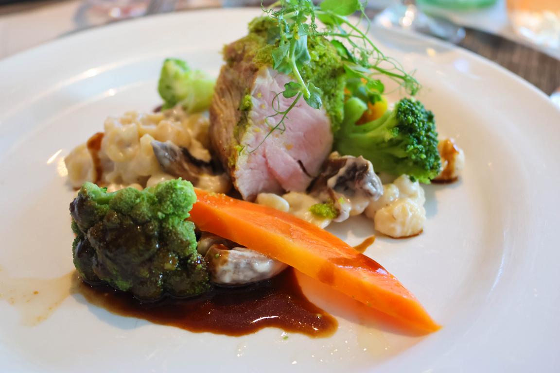 Gala Abendessen inspiriert von Johann Lafer auf dem Flussschiff VIKTORIA. Als Hauptgang wird zartes Schweinefilet in aromatischer Kräuterkruste, harmonisch kombiniert mit Knöpfle und Pilzen in samtig-weißer Pfefferrahmsauce sowie knackigem Brokkoli serviert