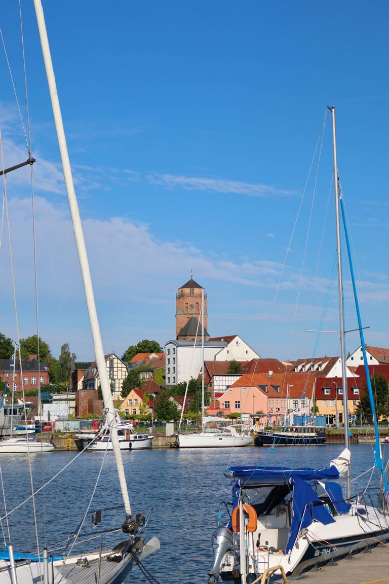Die Mitte des 14. Jahrhunderts errichtete St.-Petri-Kirche in Wolgast ist vom Hafen sehr gut erkennbar. Die Kirche weist gotische und barocke Architekturmerkmale auf und beherbergt auch die Sarkophage der Herzöge von Pommern-Wolgast