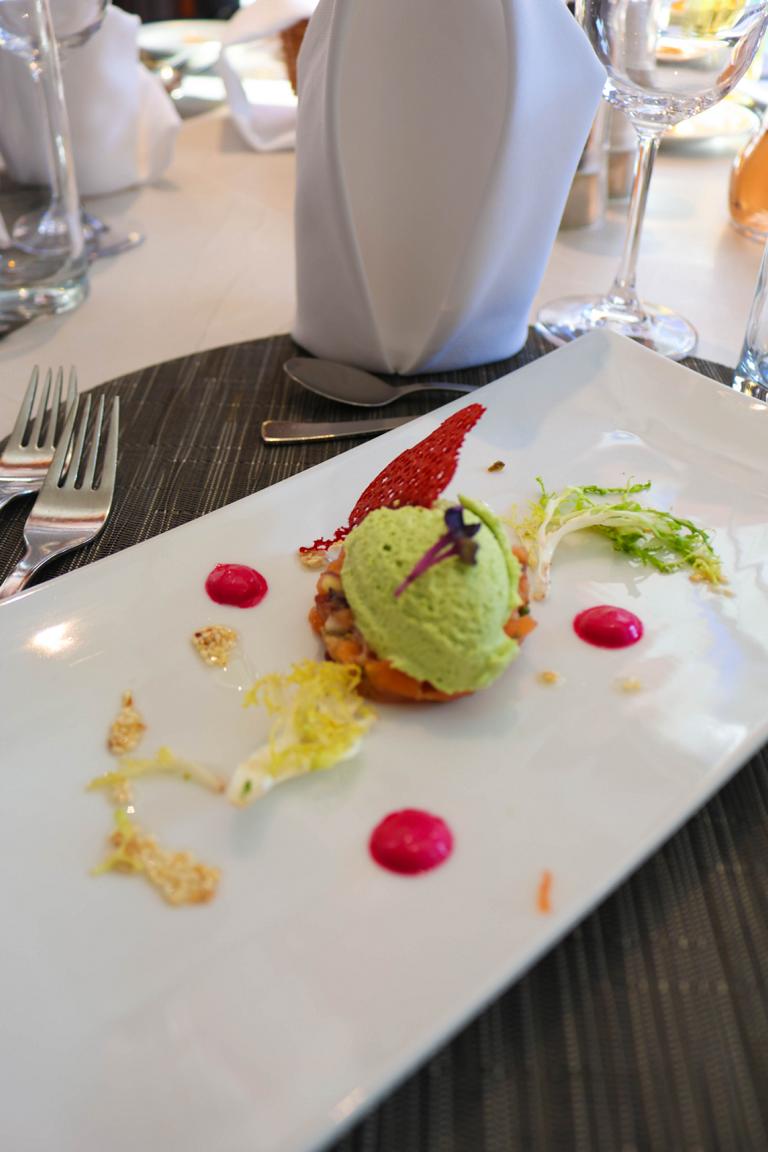 Gala Abendessen inspiriert von Johann Lafer auf dem Flussschiff VIKTORIA. Als Vorspeise wird cremige Erbsen-Minze-Mousse auf saftigen Tatar vom Limonenlachs serviert