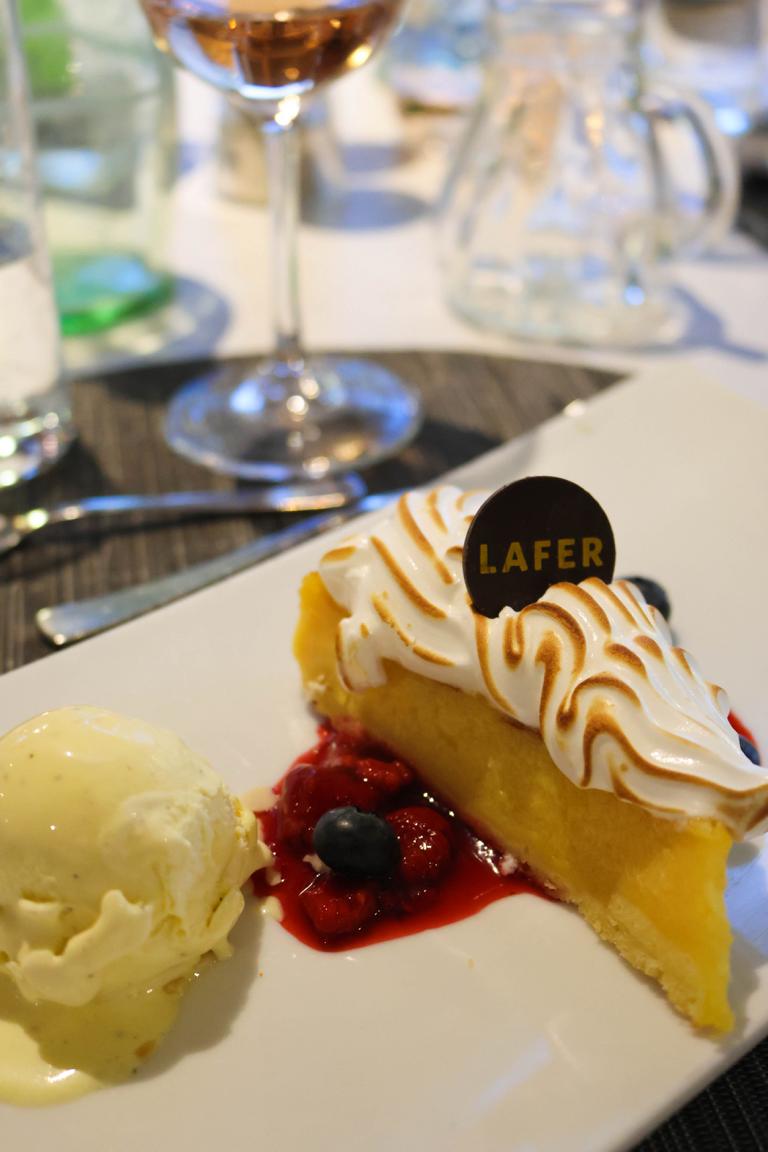 Gala Abendessen inspiriert von Johann Lafer auf dem Flussschiff VIKTORIA. Als süßer Abschluss wird zarte Tarte au Citron mit luftigem Baiser, umspielt von fruchtiger Himbeersauce und edlem Bourbon-Vanilleeis serviert