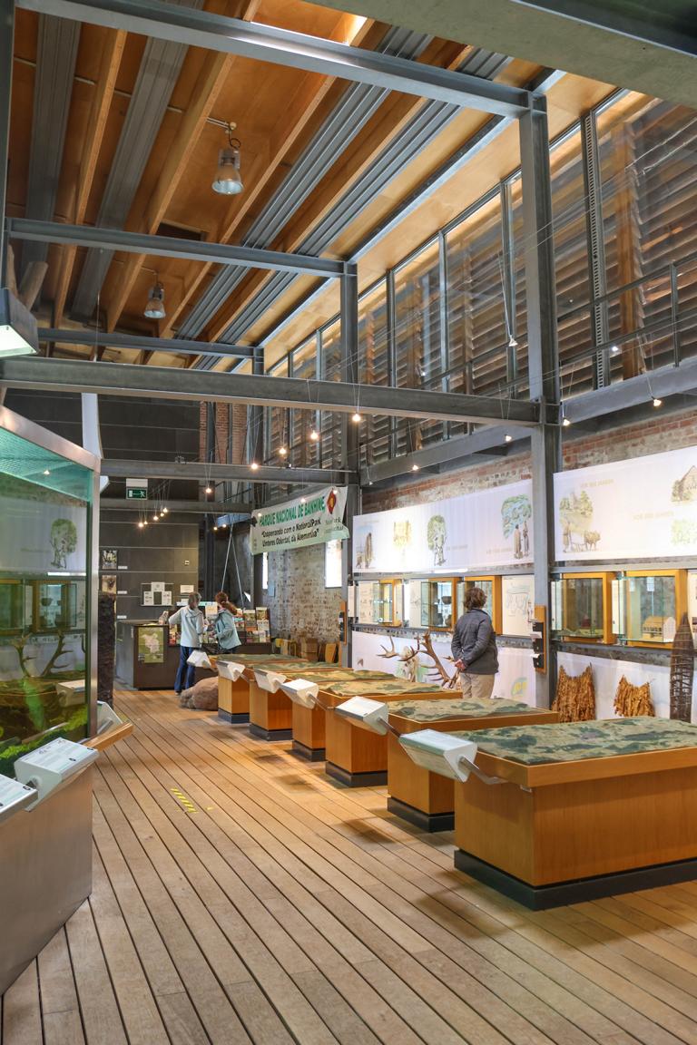 Im September 2000 wurde das Besucherzentrum des Nationalparks in Criewen eröffnet. In der Ausstellung zum Anfassen und Mitmachen kann die Auenlandschaft der Oderniederung erlebt und entdeckt werden