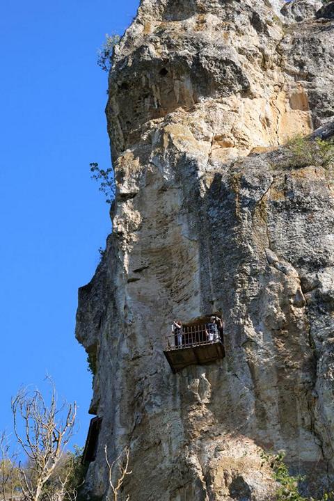 Viele der dort vorkommenden natürlichen Höhlen wurden durch die Mönche weiter ausgegraben