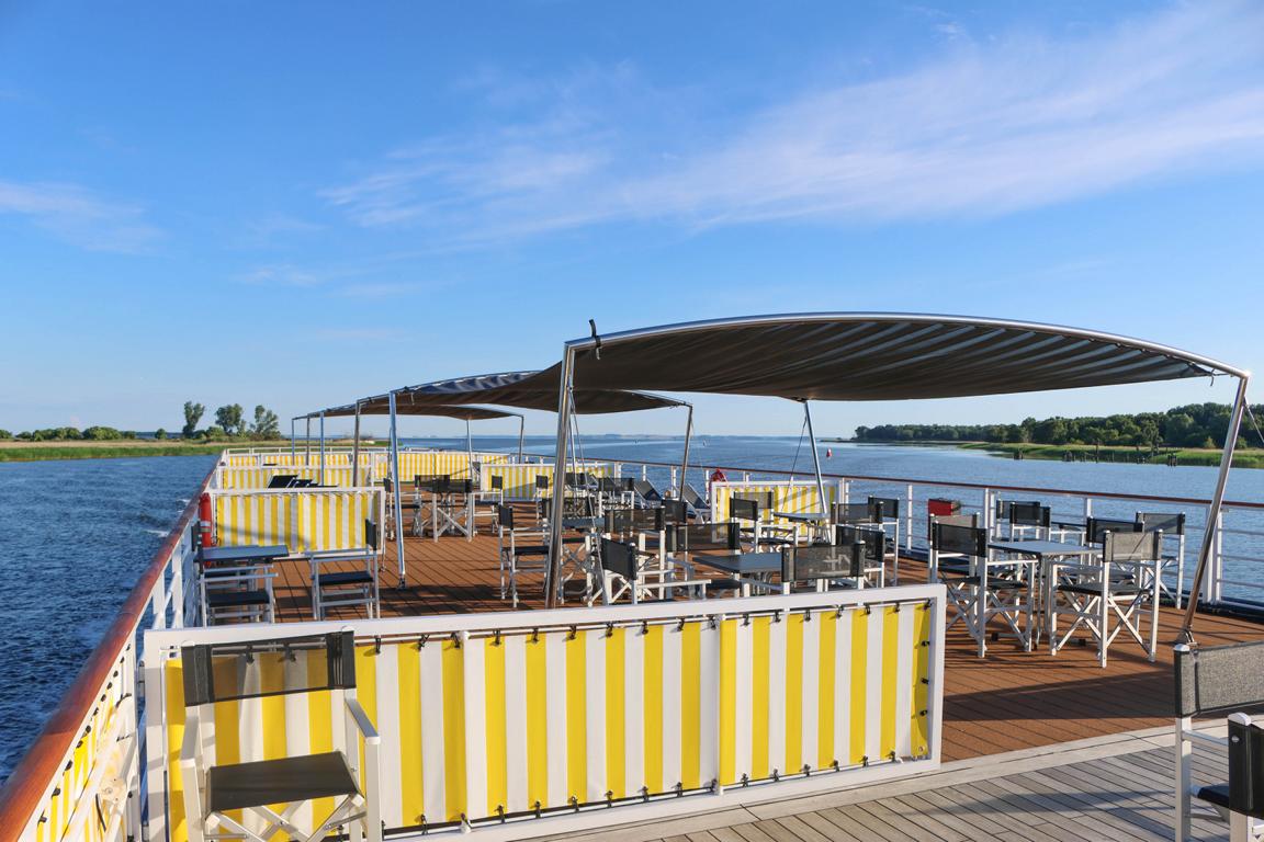 Vom Sonnendeck der Thurgau Chopin fällt der Blick auf den Peenestrom vor Wolgast. Der Wasserweg zwischen Festland und der Insel Usedom führt durch eine reizvolle Boddenlandschaft