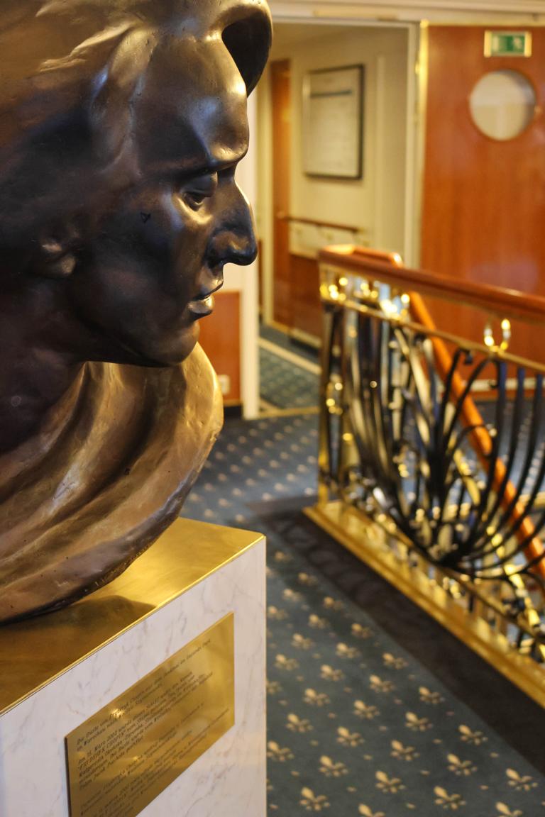 Auf dem Oberdeck erinnert eine Figur des Komponisten Frédéric Chopin an den Namensgeber der Thurgau Chopin und unterstreicht das im Belle-Époque-Stil gestaltete Ambiente an Bord