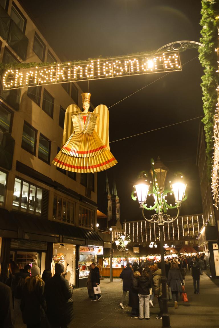 Rauschgoldengel: Er glänzt und glitzert, hat traditionell keine Arme, ist das Symbol für den Nürnberger Christkindlesmarkt und in der Stadt verteilt in vielen Größen zu finden.