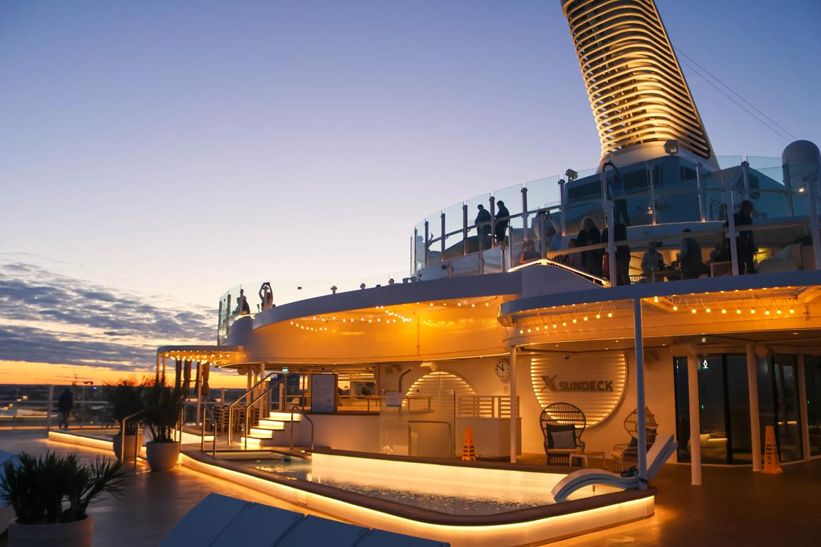 Goldenes Abendlicht auf dem X-Sundeck (Deck 16) der „Mein Schiff Relax“ – ein stimmungsvoller Ausklang des Tages auf der Ostsee